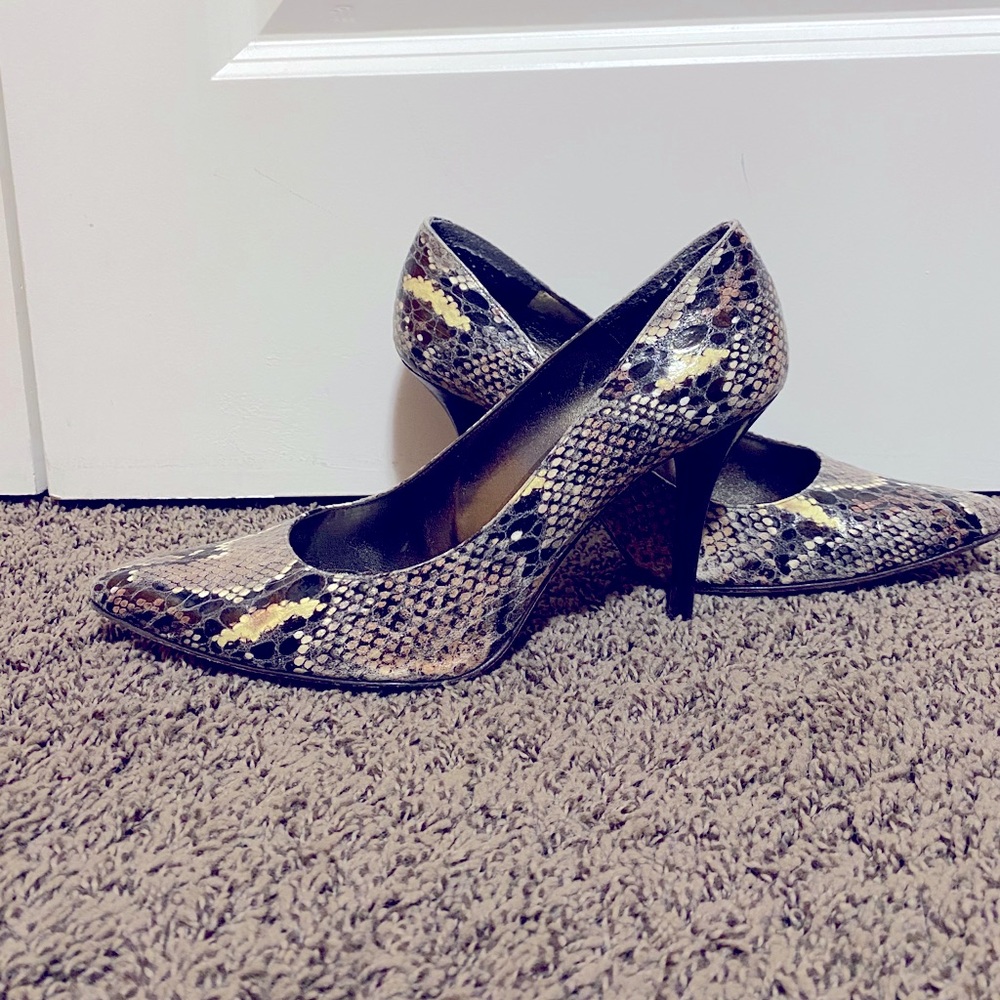 Stuart Weitzman Daisy Pumps